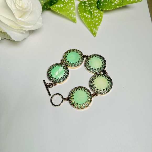 Vintage Abalone Sea Green Round Scrolled Gold Plated Toggle Bracelet - Picture 3 of 15